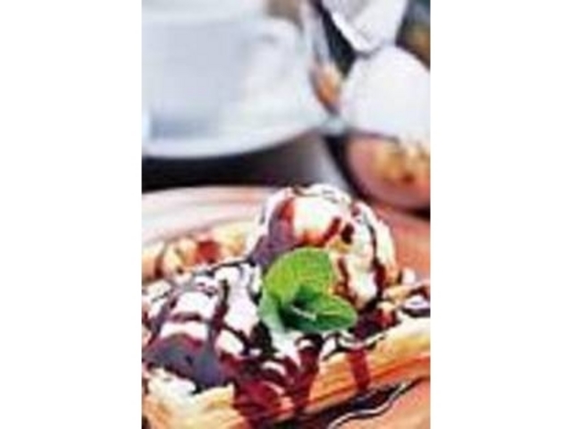 チョコ生ワッフルバニラアイスクリーム添え_CAfe山猫軒