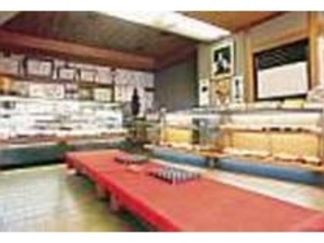 趣ある店内には他にも様々な銘菓が並ぶ_御菓子司萬為