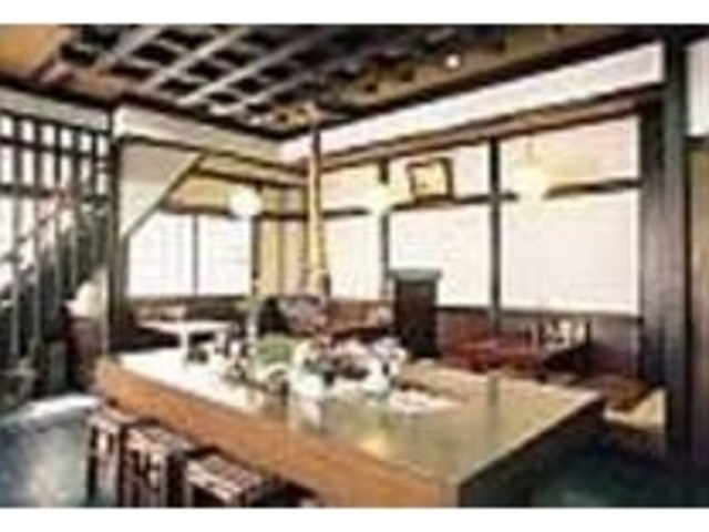 いろりを囲むような造りの落ち着いた内装_信昇庵