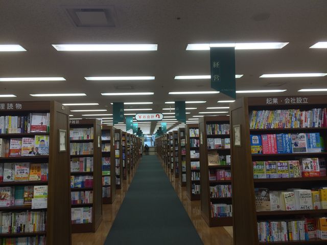 図書館のように整然と棚がフロア全体に並ぶ_ジュンク堂書店大阪本店