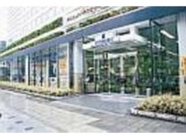 ガラス張りの外観で店内は明るく開放的_紀伊國屋書店本町店