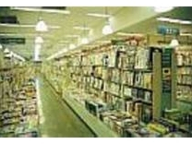 店内奥はスターバックス コーヒーに隣接_紀伊國屋書店本町店