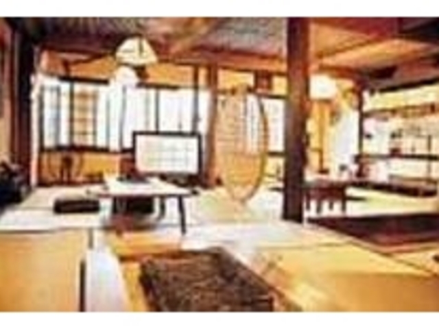 あちこちに置かれた民芸品も興味深い_民芸レスト いなりや