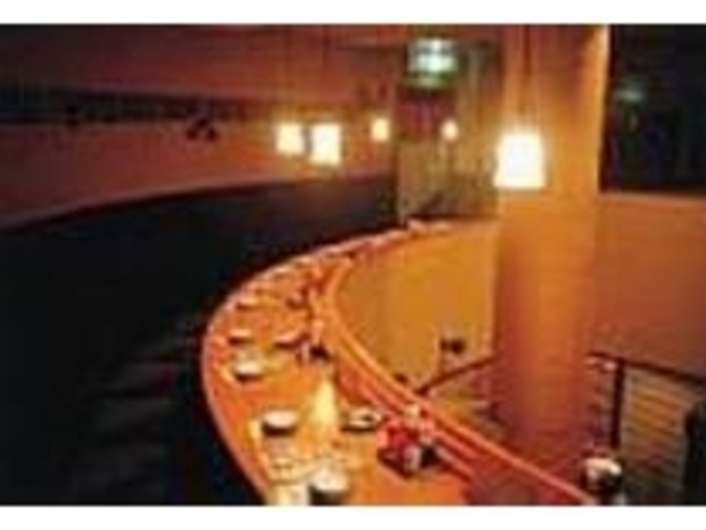 板場をぐるりと囲んで見下ろすような2階席_味劇場 ちか