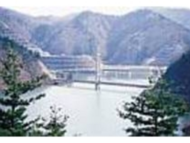 壮大な景観が望めるダム、自然も美しい_日中ダム