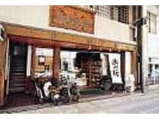 風格ある店構え、市内中心部の橘通りにある_大阪屋