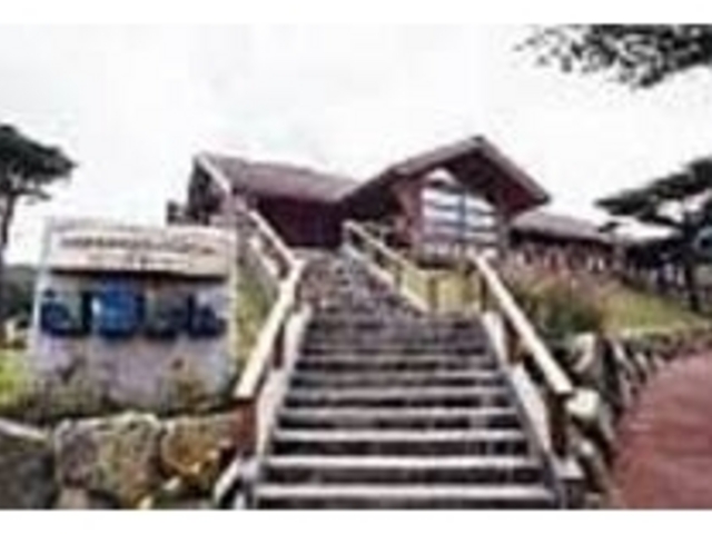 ログハウス風の建物は登山の基地にもなる_えびのエコミュージアムセンター
