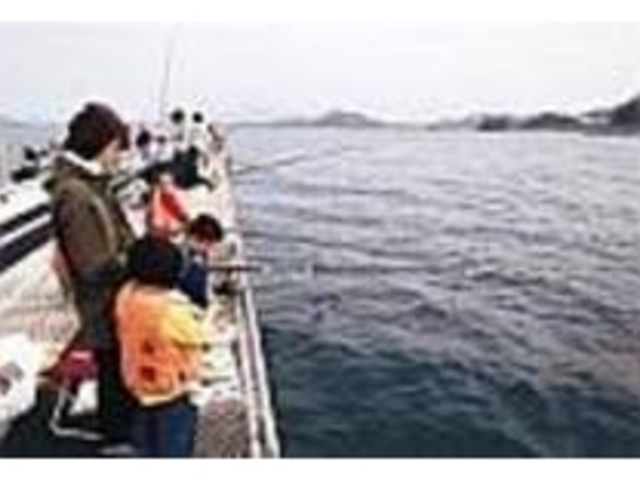 沖合までのびた桟橋で本格的釣りが楽しめる_福岡市海づり公園