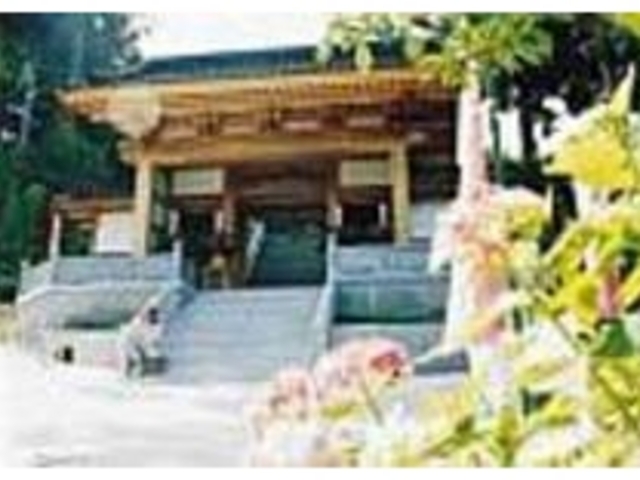 花と緑に囲まれ、静かにたたずむ平等寺_平等寺