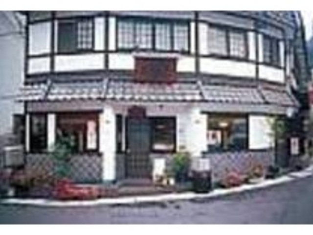 温泉街にある民芸調の外観が目印のお店_鹿の子