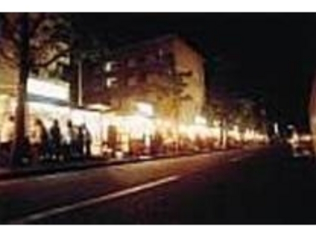 夕暮れ以降は屋台通りに暖かい灯りが連なる_長浜屋台
