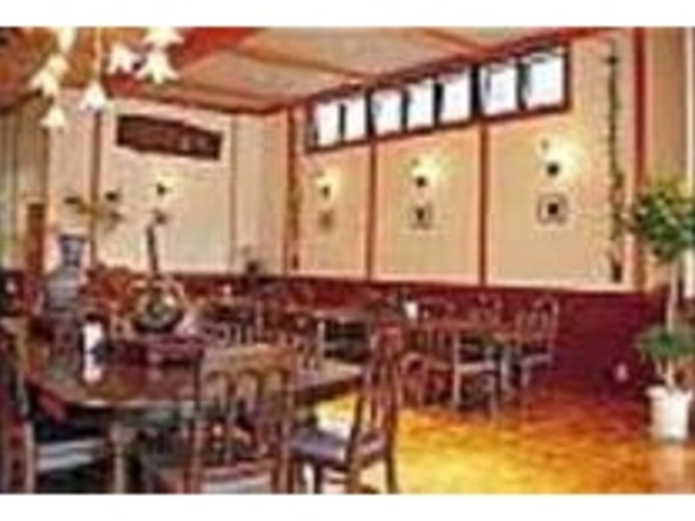 天井の高い広々とした店内でお食事タイム_プチホテル&レストラン マスヤ