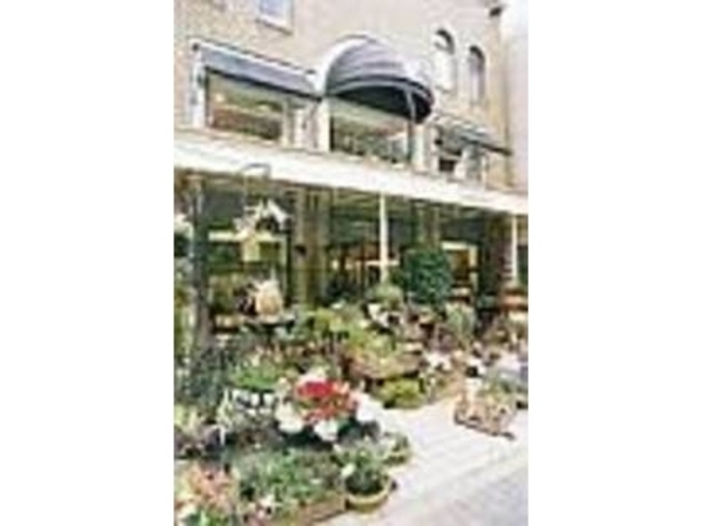 1階は生け花と輸入雑貨のお店になっている_Cafe はなこうぼう