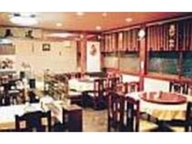 ゆったりくつろいで食事ができる店内_王道楼