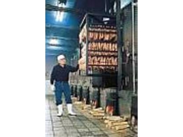 ナラの木のみで燻煙作業の、こだわりの逸品_嶋田ハム