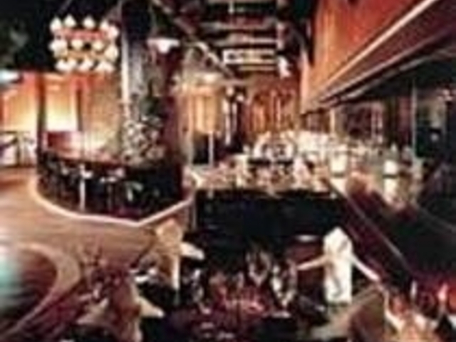 テーマパークのような作りが楽しい店内_インターナショナルレストランガンシップ