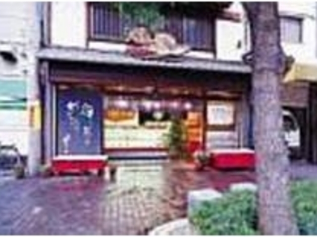 店頭には常時、30種類程度の天ぷらが並ぶ_讃岐天ぷら うえ松