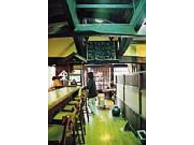 高い天井や風格を漂わせる梁が印象的_ギャラリー喫茶 池田屋
