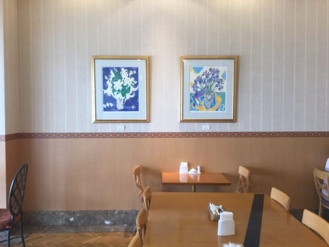明るい日差しが差し込むカフェ風の店内_レストラン・シレーヌ