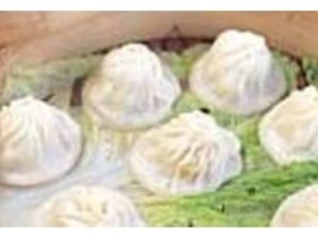 肉汁が透けて見えるほど皮を薄くしている_北京飯店