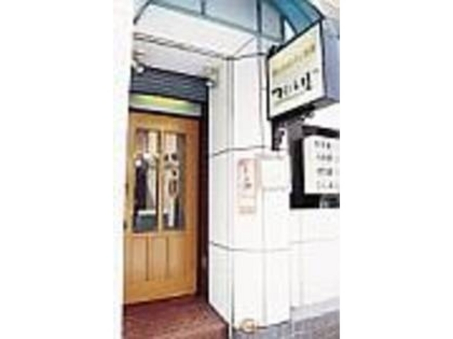 ビルがひしめく通り沿いなので看板を目印に_郷土おばんざい料理 つくしんぼ