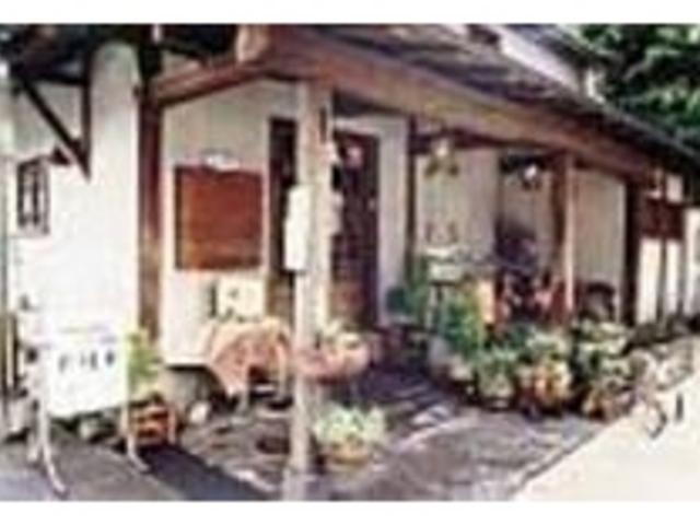 築120年の建物を改装したレトロな外観_トタン屋根のケーキ屋 ア・ラモート