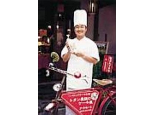 赤い自転車と、笑顔がトレードマークの店主_トタン屋根のケーキ屋 ア・ラモート