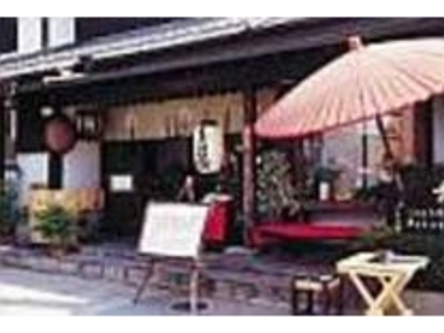 抹茶と和菓子でひと息入れる参拝客も多い_老舗くさは餅本舗