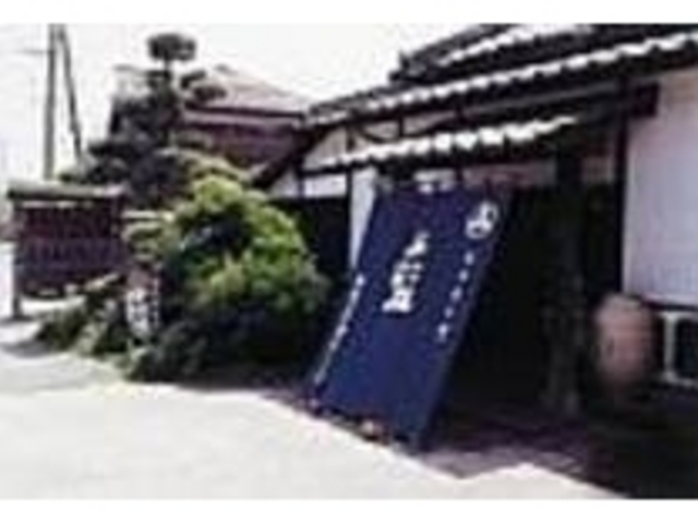 店先にかかる藍染ののれんが目印に_肥後藍御船工房・工芸館