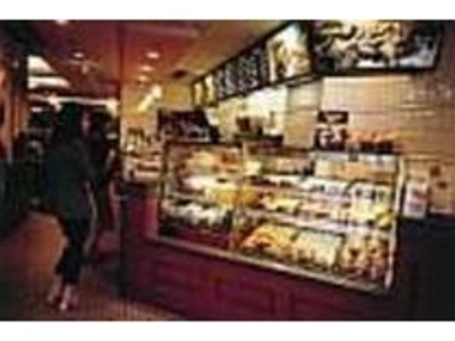 若い女性客で店内はいつも賑わっている_カフェクロワッサン