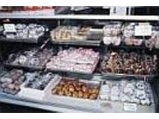 ケースの中は素朴なお菓子でいっぱい_新栄堂