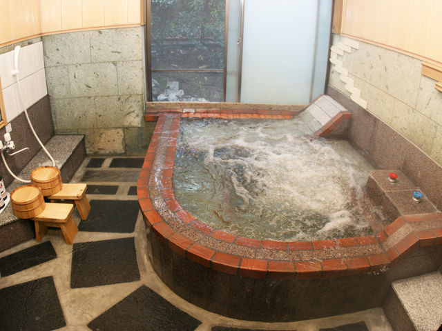<個室風呂(貸切湯)> ゆったり自分達だけの「湯」をお楽しみ頂けます。 全室にトイレ、洗面所、休憩室を完備_日帰り温泉「霧島美人の湯 You湯」