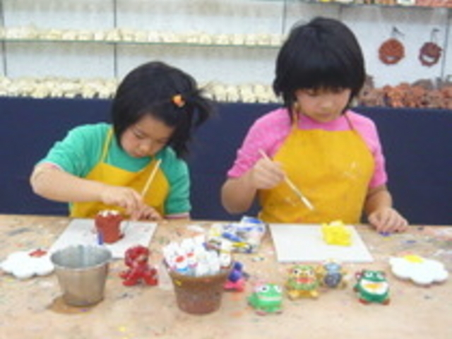 小さなお子様からご年配のお客様まで幅広く楽しめる漆喰シーサー絵付けは大人気!_体験工房 琉球窯