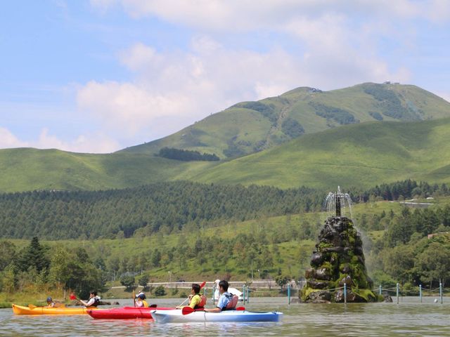 カヌーでの水上散歩は緑あふれる高原の景色を、水上から眺める特別な時間。_八ヶ岳アドベンチャーツアーズ