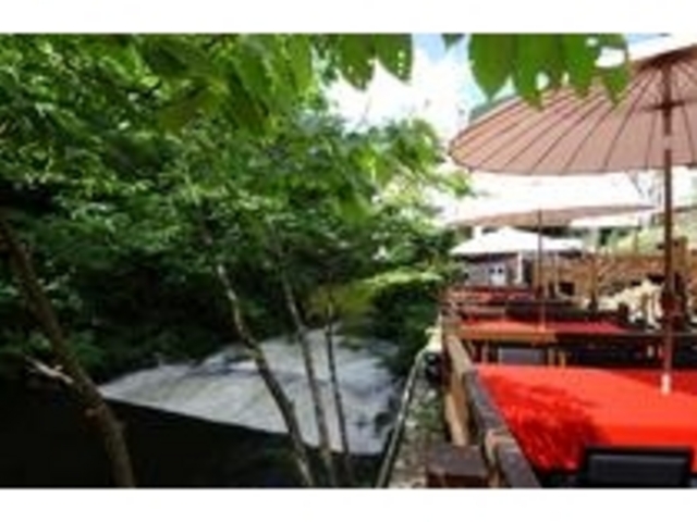 湯川の流れに沿って設けられた『川床』。眼下の清流を眺め、贅沢に食事を愉しめます。_水辺のダイニング 『川どこ』