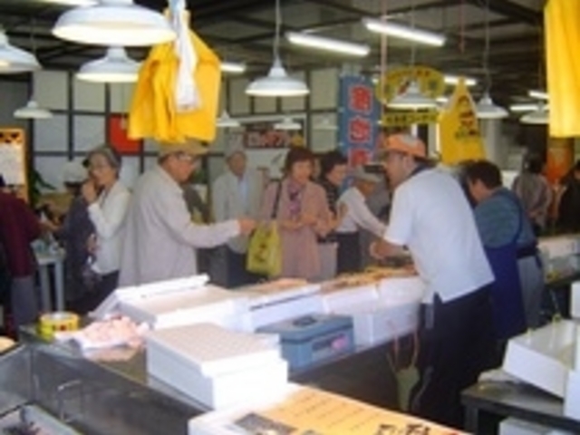 水揚げされたばかりの新鮮な魚介類がずらりと並ぶ、活気あふれる鮮魚売場。_にしとも かに市場