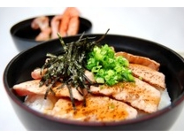 人気のまぐろ炙り丼!カニ味噌汁も付いてます。_伊豆高原体験の里・食事処あかざわ