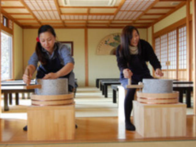 石臼でそばの実を挽いてそば粉に!!_伊豆高原体験の里・観音亭
