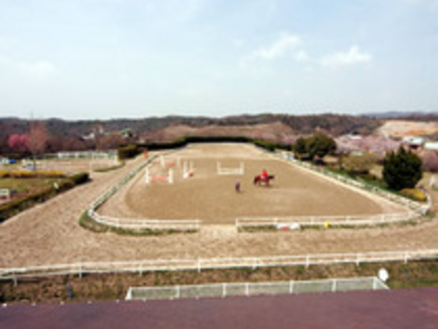 クラブ内競技会も開催する馬場です。_ホースファーム エルミオーレ神戸