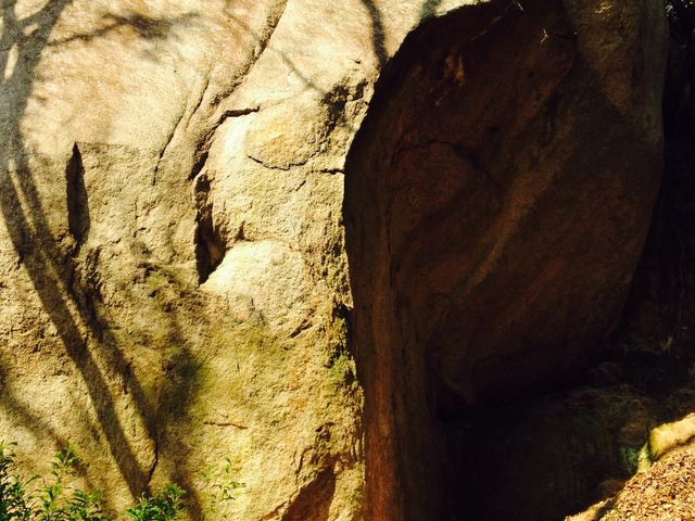 「小天狗」と呼ばれる岩をくぐって_天狗岩丁場跡