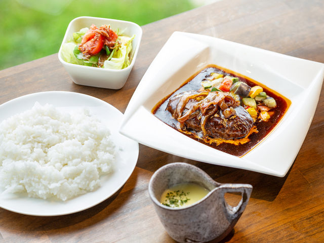 クラブハウスのカフェでランチもお楽しみ頂けます。_岡山乗馬倶楽部