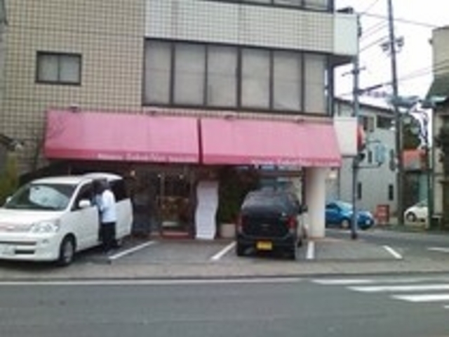 入口の赤い庇が目印です。_アンドロワ・パレ 川島田店