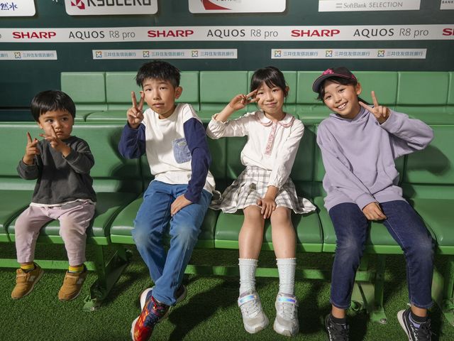 実際、選手が座っているベンチに座って、選手になりきろう!_みずほPayPayドーム福岡