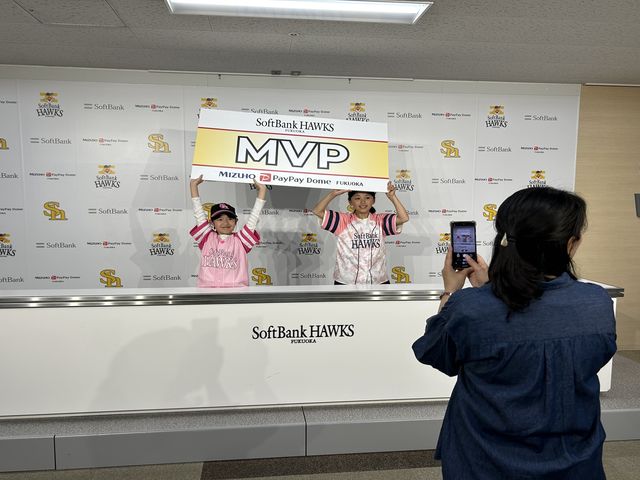「記者会見室」で、選手気分を味わって記念撮影!_みずほPayPayドーム福岡