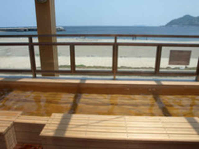 海を眺めながら温泉の入った足湯でのんびり_長浜海浜公園休憩施設 (足湯・観光案内所あり)