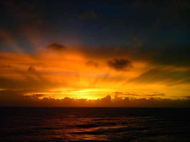 宮城海岸は、地元の人にも大人気の夕日スポットです。海に夕日が沈む時間帯のマッサージは、大変人気の為、お早目にご予約下さい。_The Shanbio Spa