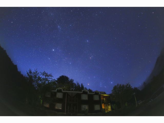 夜には綺麗に星が見えます_ウッディ・もっく