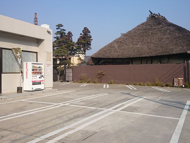 駐車場。国道18号線沿い。旧ガソリンスタンド。大きな茅葺屋根が目印です。_工房陶(すえ)