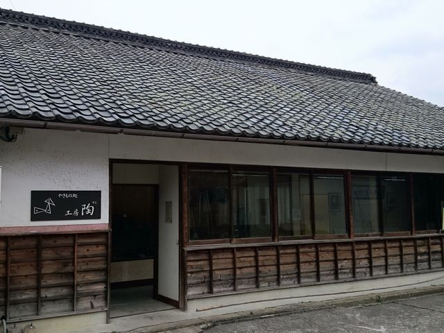 工房のある蔵は明治時代に建てられた元精米所で、国の登録文化財です。梁が立派!_工房陶(すえ)
