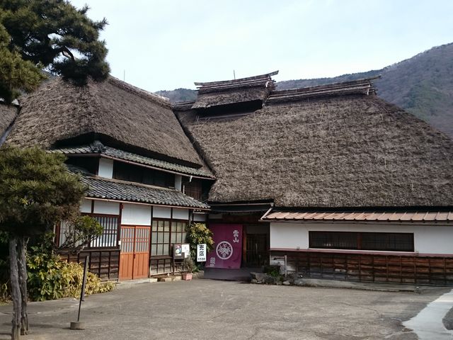 古い建物に取り囲まれ、まるでタイムスリップしたよう。酒蔵資料館見学無料です_工房陶(すえ)